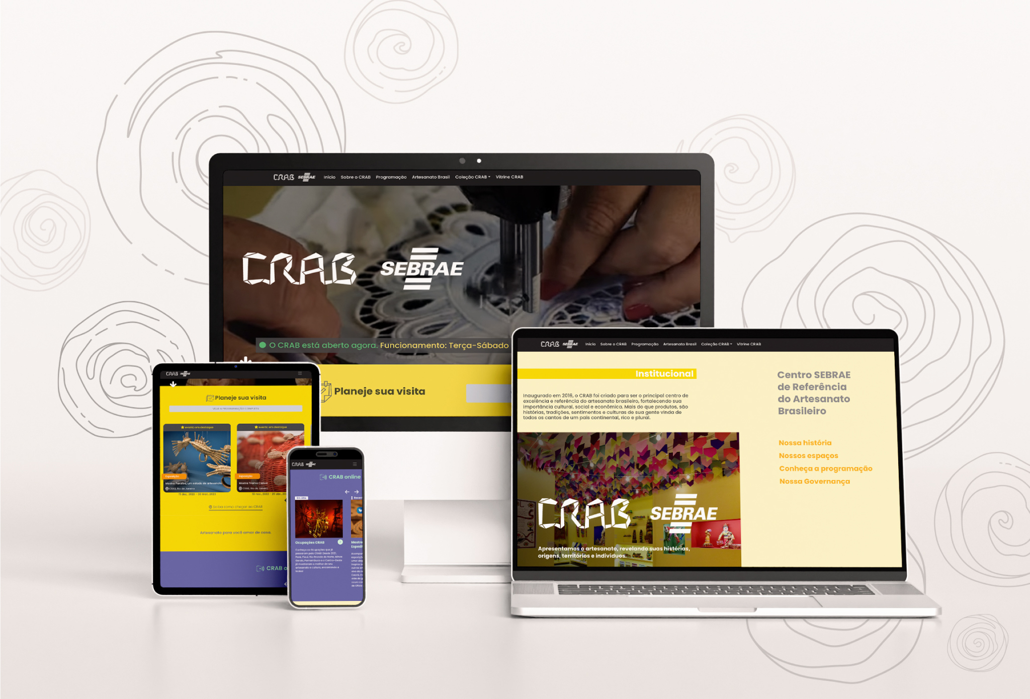 Foto de fundo cinza com um imac, macbook, tablet e celular exibindo em suas telas algumas das seções do portal CRAB.
